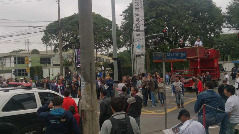 <p>Manifestantes se concentraram&nbsp;em frente ao Port&atilde;o 1 da universidade</p>