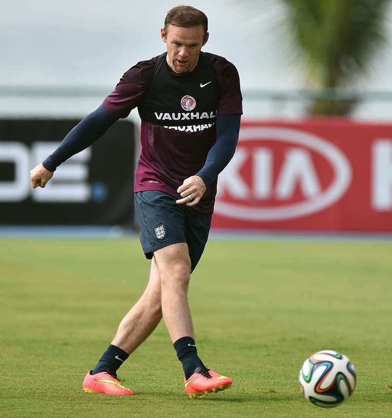 Rooney diz que Inglaterra não está preocupada com Pirlo