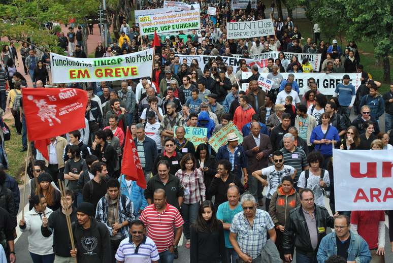 Funcionários, professores e alunos realizaram protesto nesta terça