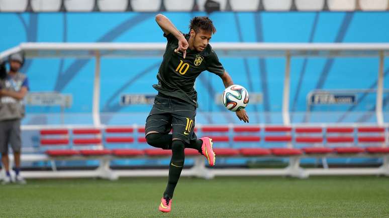 <p>Em lances mais plásticos de Neymar, gritos de olé dos funcionários foram escutados na arquibancada da Arena Corinthians</p>