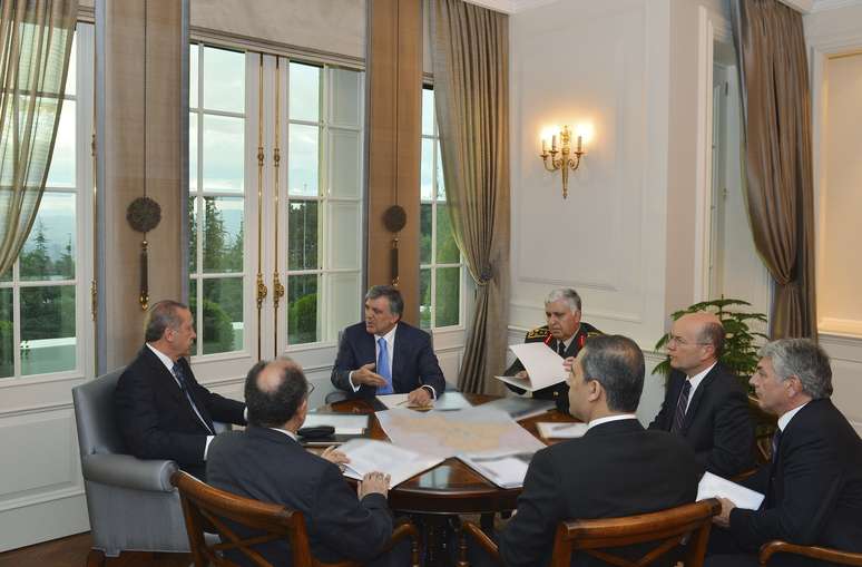 <p>Presidente turco Abdullah Gul, (terceiro à esquerda), primeiro-ministro Tayyip Erdogan e demais autoridades se encontraram nesta quarta no palácio presidencial em Ankara</p>