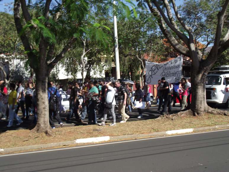 <p>Alunos da Unicamp fazem protesto e fecharam ao menos três rodovias. Os professores pedem pelo menos 10% de reajuste</p>