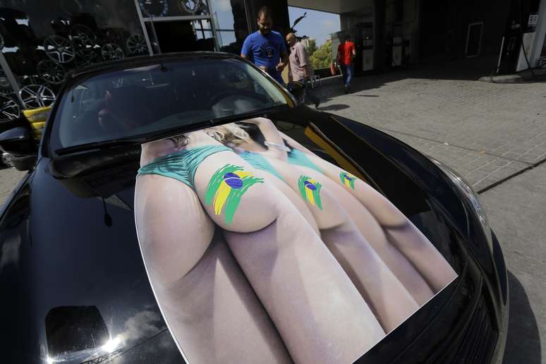 <p>Ousado, carro exibe bumbuns com bandeira do Brasil</p>