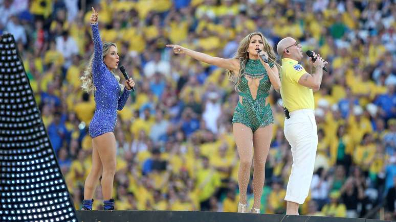Claudia Leitte, Jennifer Lopez e Pitbull cantaram o hit 'We are one (Ole, Ola)', a música tema do Mundial