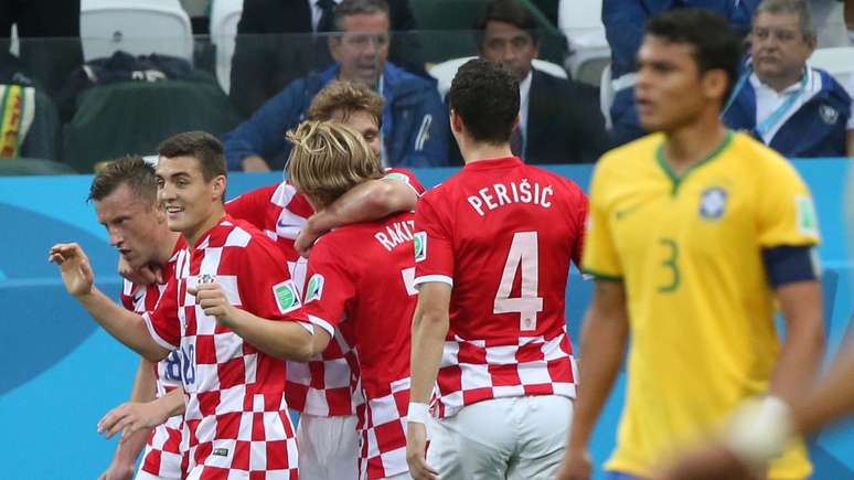 Jogadores da Seleção da Croácia comemoram o primeiro gol da partida contra o Brasil na estreia da Copa do Mundo