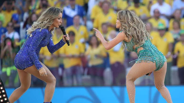 <p>Claudia Leitte, Jennifer Lopez e Pitbull cantaram&nbsp;&#39;We are one (Ole, Ola)&#39; na abertura da Copa do Mundo</p>