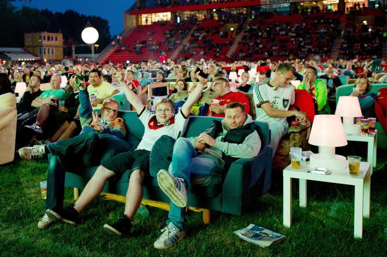 <p>Em Berlim, na Alemanha, torcedores assistiram nesta quinta ao primeiro jogo da Copa em sofás instalados dentro do estádio do Union Berlin</p>