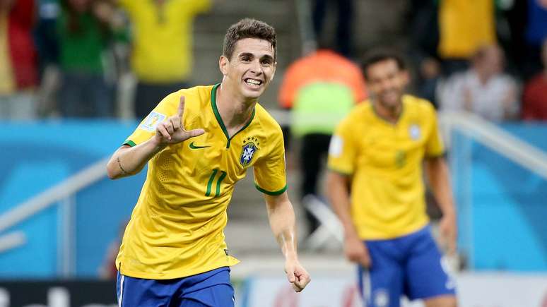 Oscar comemora o terceiro gol do Brasil na partida, encerrando a estreia com vitória de 3 a 1 sobre a Croácia