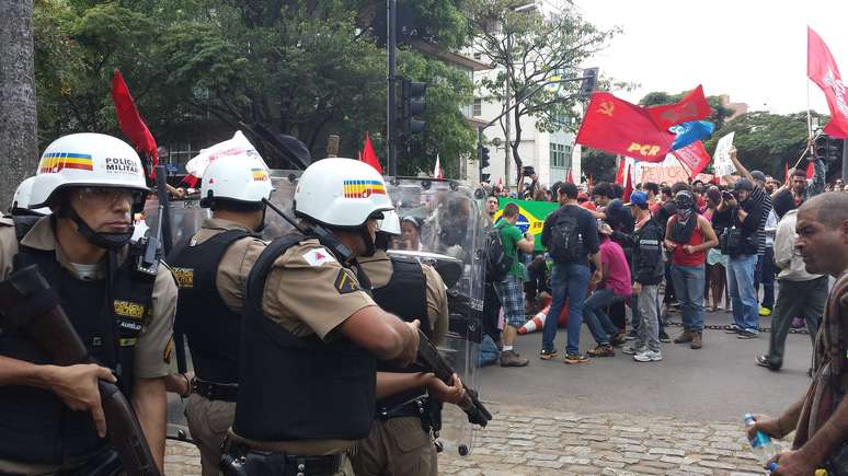 <p>A manifestação em Belo Horizonte teve ataque a um carro da Polícia Civil, além de confronto entre policiais e manifestantes</p>