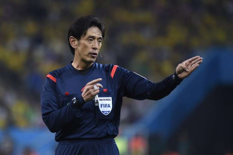 <p>Yuichi Nishimura saiu do jogo pressionado pelos jogadores</p>