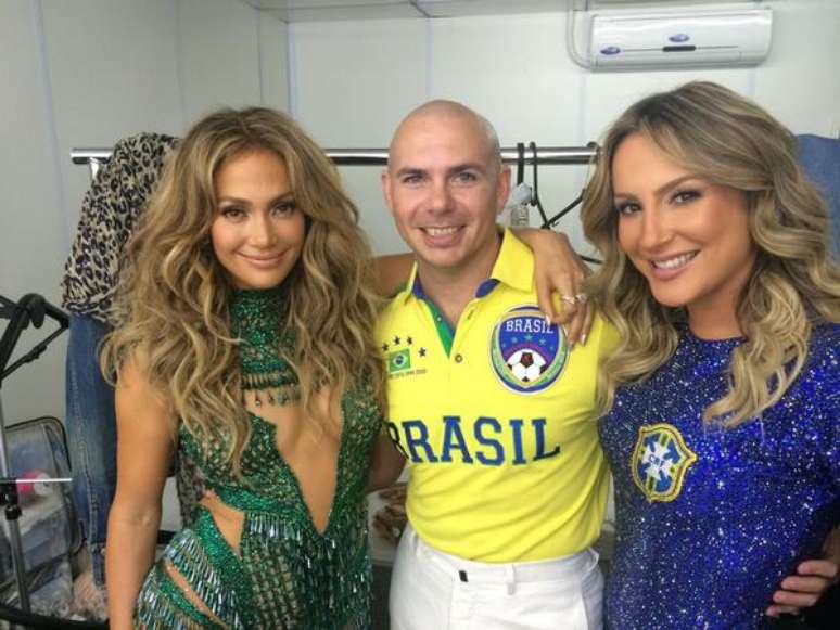 <p>Pitbull cercado por Claudia Leitte e Jennifer Lopez: o trio responsável pela música da Copa do Mundo</p>