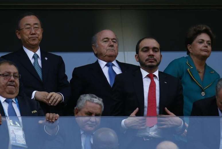 A presidente do Brasil, Dilma Rousseff, ao lado do presidente da Fifa, Sepp Blatter (acima no meio), e o secretário-geral das Nações Unidas, Ban Ki-monn (acima à esquerda) assiste à partida entre Brasil e Croácia na Arena Corinthians, em São Paulo. 12/6/2014