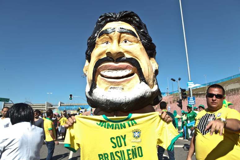 Outro argentino que circulou pela Arena Corinthians foi Diego Armando Maradona, e ainda por cima com uma camisa da Seleção Brasileira