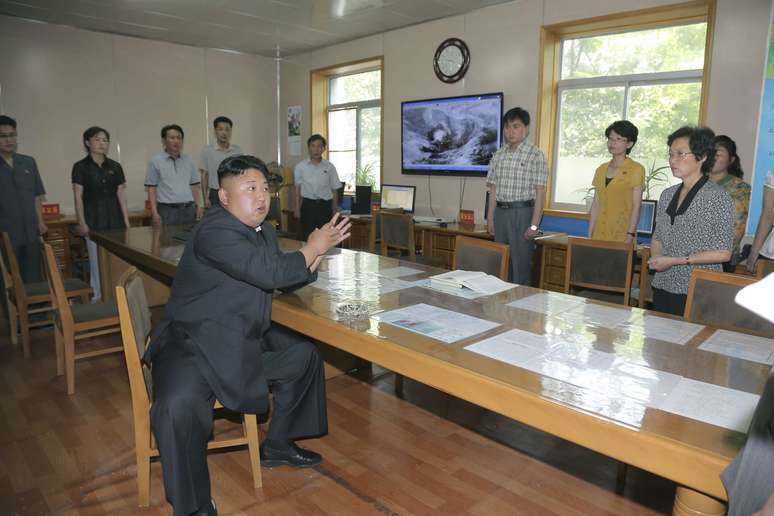 Kim Jong-un conversa com os funcionários do serviço de meteorologia do país; líder reclamou de previsões erradas
