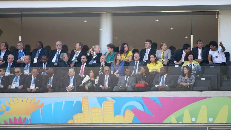 <p>A presidente Dilma Rousseff e o presidente da Fifa, Joseph Blatter, assistem à cerimônia de abertura da Copa do Mundo</p>