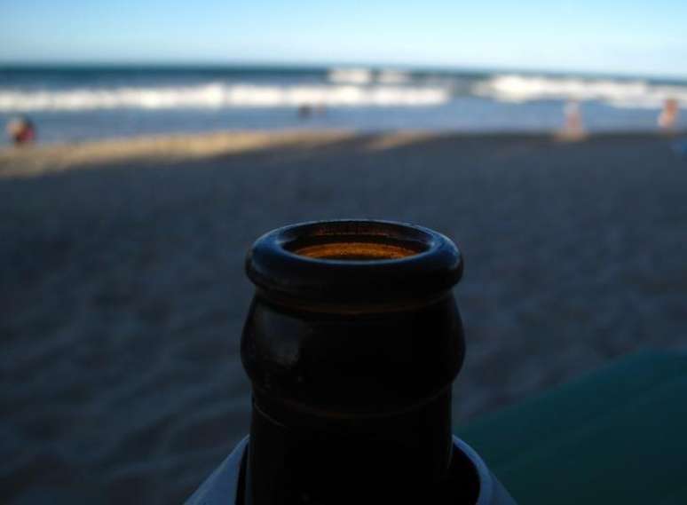 Cerveja é apreciada à espera do começo da Copa do Mundo, à beira da praia em Fortaleza. 11/6/2014