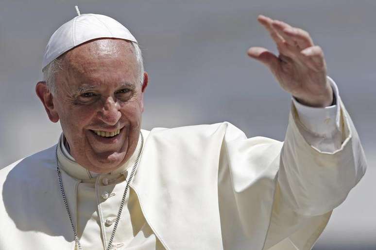 Papa Francisco acena ao público após sua missa semanal na Praça São Pedro, no Vaticano. 11/06/2014.