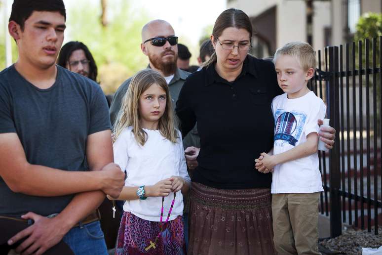 <p>Paroquianos rezam do lado de fora da Igreja Mãe da Misericórdia de Phoenix, no Arizona</p>