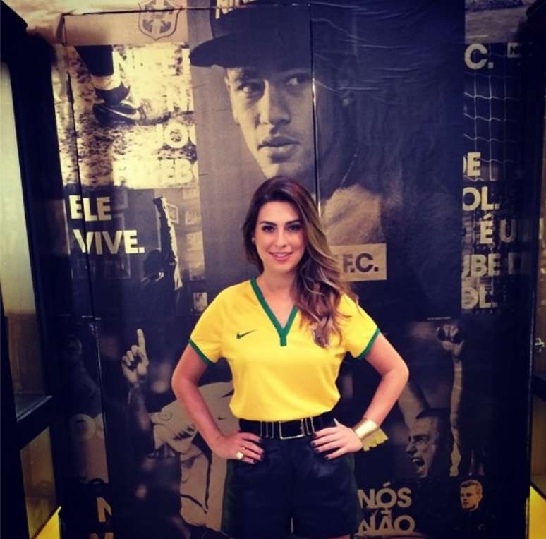 Fernanda Paes Leme deixa os fios soltos para o primeiro jogo do Brasil 