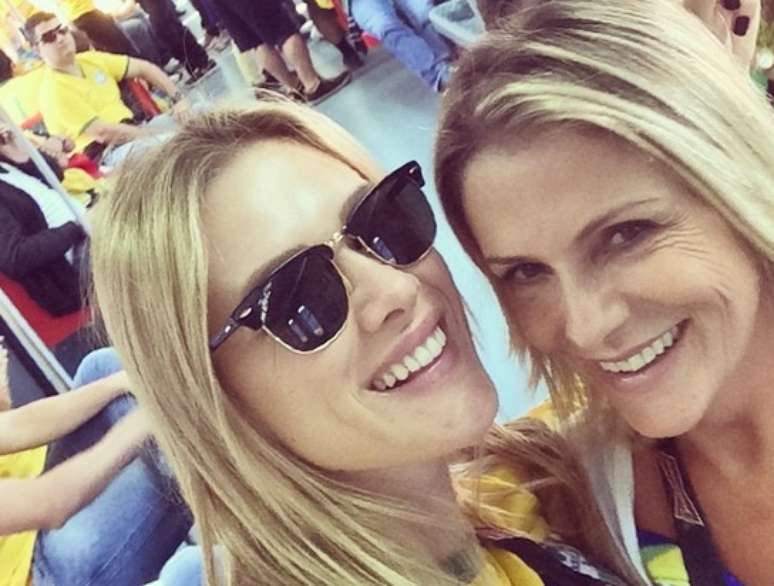Fiorella Mattheis foi com a m&atilde;e assistir ao jogo de Brasil e Cro&aacute;cia, jogo que abre a Copa do Mundo 2014