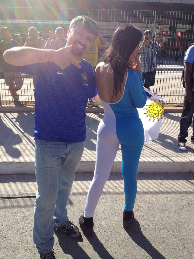 <p>Representando a seleção do Uruguai, a modelo Ana Laura Chamorro foi até a porta da Arena Corinthians com um traje provocante</p>