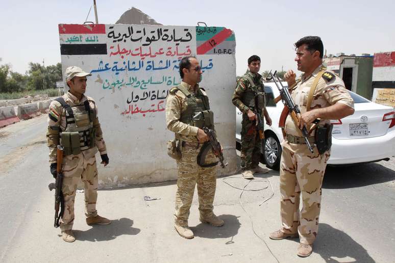 <p>Membros das for&ccedil;as de seguran&ccedil;a curdas fazem patrulha durante uma mobiliza&ccedil;&atilde;o intensa nos arredores de Kirkuk, no Iraque, em 11 de junho</p>