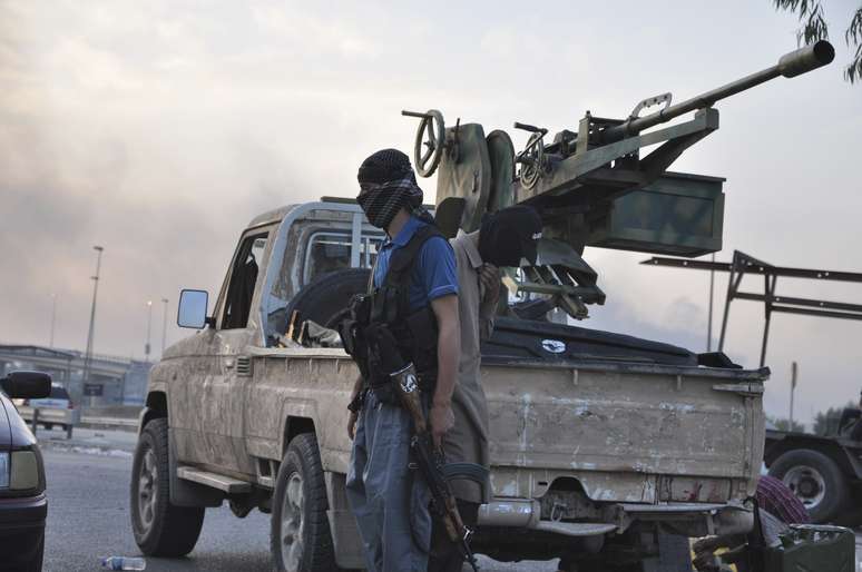 <p>Militantes do EIIL ficam em guarda em Mossul.&nbsp;</p>