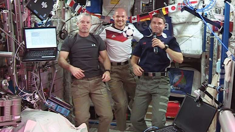 <p>Comandante da Expedition 40, Steve Swanson e coordenadores de vôo Alexander Gerst e Reid Wiseman desejaram, em vídeo, aos fãs de futebol e da Copa de 2014 "jogos pacíficos"</p>