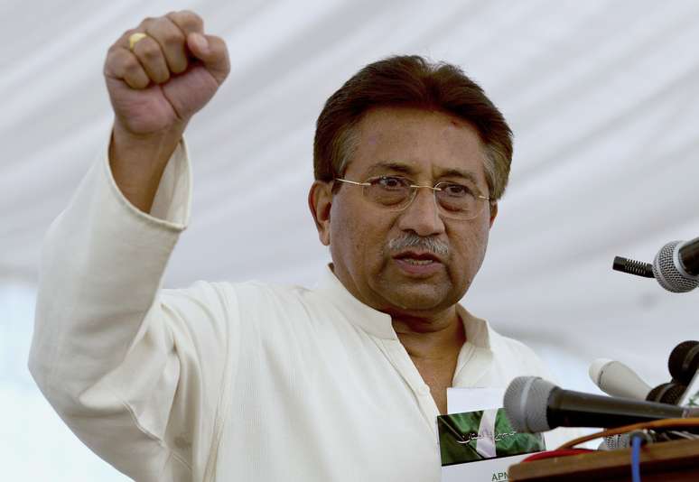 <p>O ex-presidente do Paquist&atilde;o e l&iacute;der militar Pervez Musharraf aborda&nbsp;simpatizantes&nbsp;em sua casa em Islamabad, Paquist&atilde;o, em 15 de abril de&nbsp;2013&nbsp;</p>