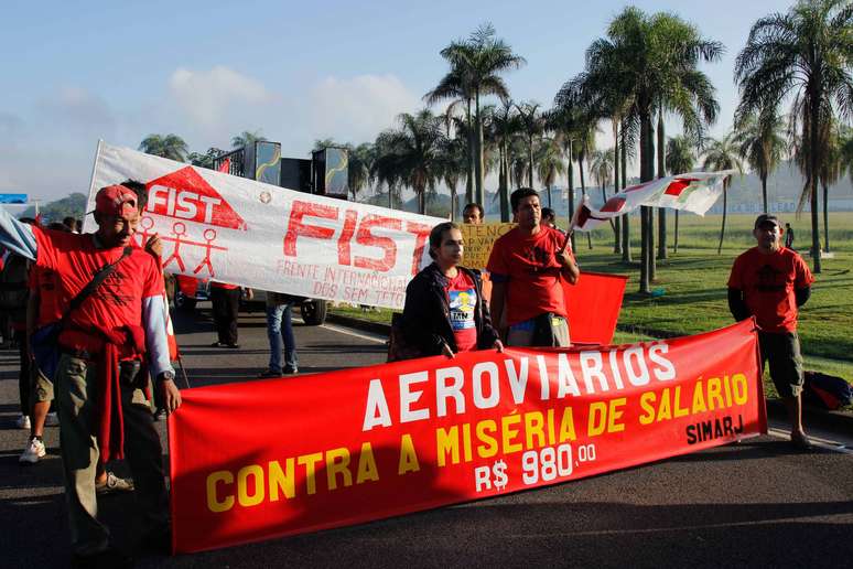 Protesto dos aeroviários na avenida Vinte de Janeiro, que dá acesso ao aeroporto do Galeão, deixa o trânsito lento na zona norte do Rio