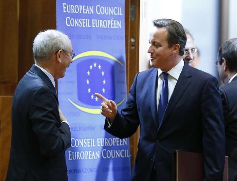 <p>Presidente do Conselho Europeu, Herman Van Rompuy (&agrave; direita) fala com David Cameron durante uma c&uacute;pula da UE em Bruxelas, em 24 de outubro de 2013</p>