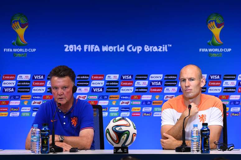 Van Gaal brincou com Robben durante entrevista