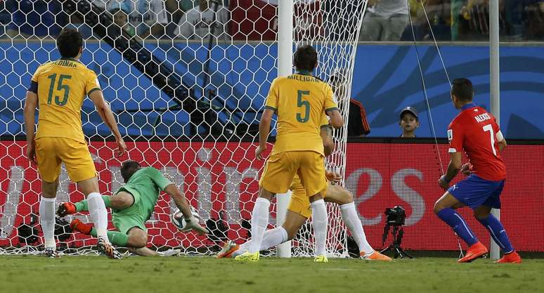 <p>Alexis Sánchez marca o primeiro gol da vitória chilena em Cuiabá por 3 a 1 sobre a Austrália.</p>