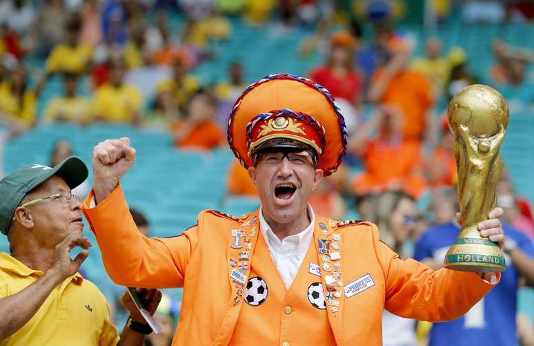 <p>Torcedores da laranja mecânica vibram com o início do jogo entre Holanda e Espanha, nesta sexta-feira, na Arena Fonte Nova, em Salvador, pelo Grupo B da Copa</p>