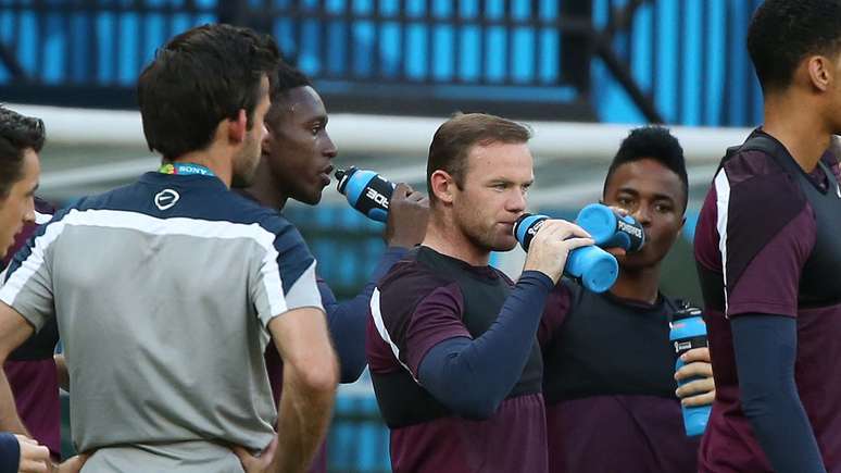 <p>Wayne Rooney se reidrata durante treino na Arena da Amazônia</p>