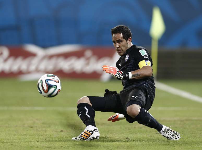 O goleiro chileno Claudio Bravo faz difícil defesa em partida contra Austrália