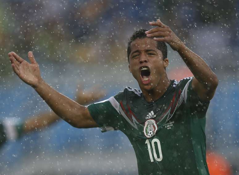 <p>Dois gols legais marcados por Giovanni dos Santos foram anulados no jogo dos mexicanos contra Camarões</p>
