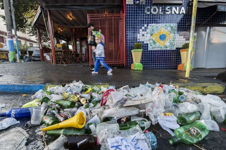 <p>Ruas da Vila Madalena ficam "recheadas" de lixo após os jogos</p>