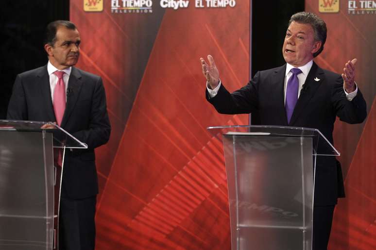 <p>Candidatos Juan Manuel Santos e Oscar Iván Zuluaga participam de debate na TV, em 9 de junho</p>