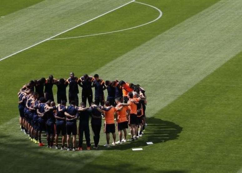 <p>Seleção da Colômbia reunida antes de sessão de treino em Belo Horizonte</p>