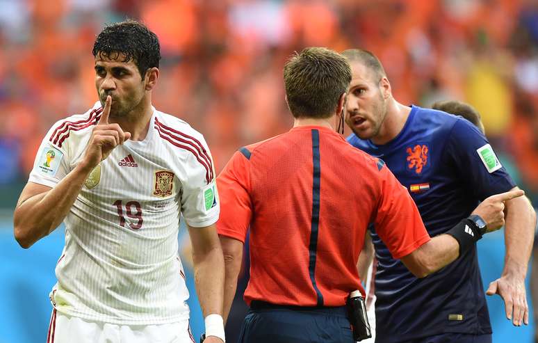 Após marcação de pênalti, Diego Costa faz sinal de silêncio enquanto jogador holandês reclama com árbitro