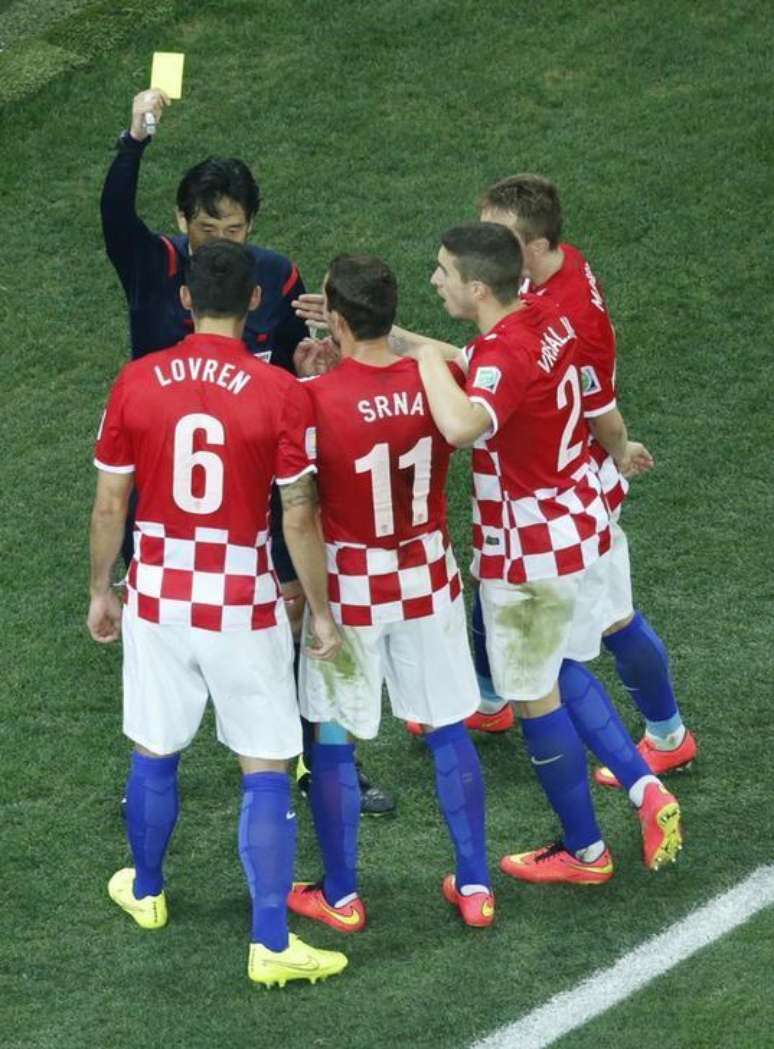 <p>Jogadores da seleção da Croácia cercam árbitro após marcação de pênalti em partida contra o Brasil</p>