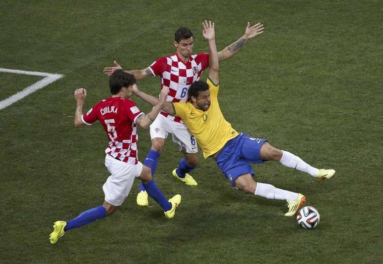 <p>Fred sofre pênalti em partida contra a Croácia na Arena Corinthians</p>