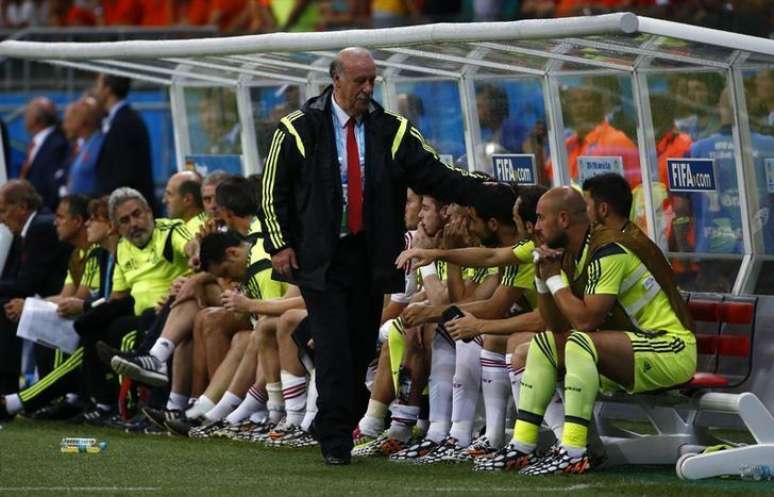 Técnico espanhol Vicente Del Bosque consola jogadores durante partida contra Holanda, na qual a Espanha foi derrotada por 5 x 1 na Arena Fonte Nova, em Salvador. 13/6/2014