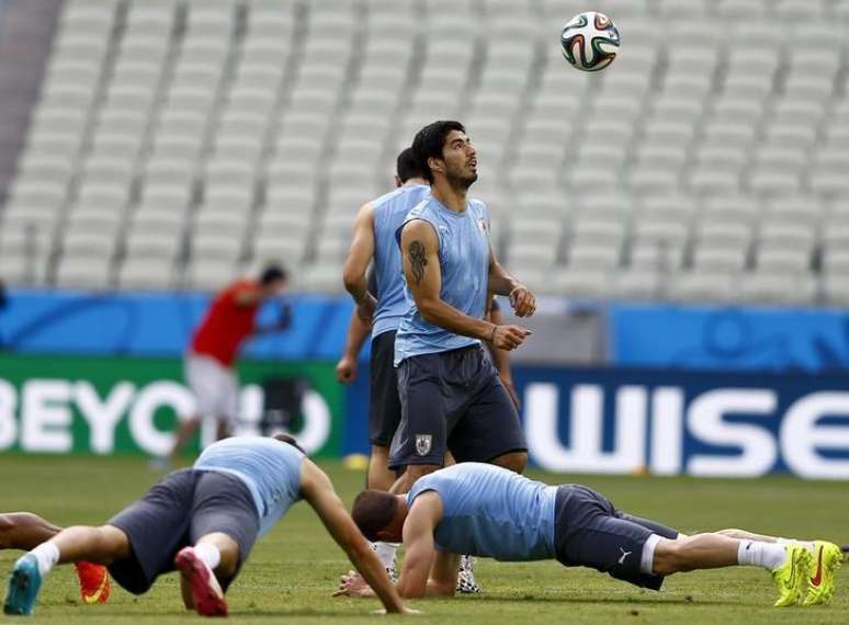 Jogador uruguaio Luis Suárez (centro) durante treinamento em Fortaleza. 13/6/2014