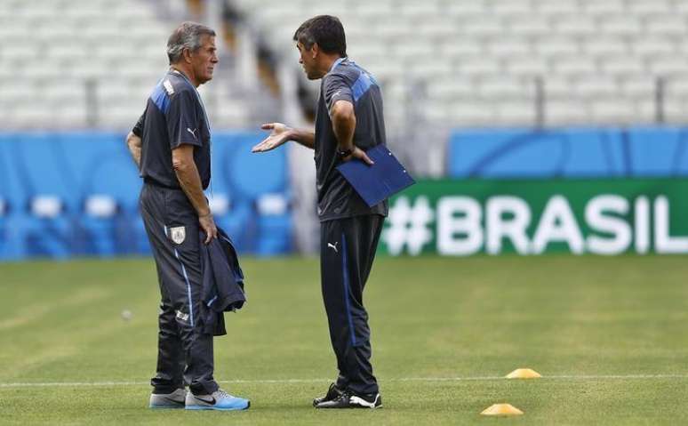 Técnico da seleção do Uruguai, Oscar Tabárez (esquerda), fala com assistente técnico durante treino em Fortaleza. 13/6/2014