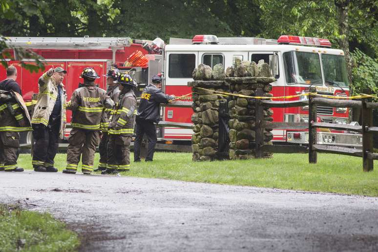 <p>Policiais e bombeiros participam de uma operação de resgate após a queda do pequeno avião que levava um bisneto do magnata do petróleo John D. Rockefeller</p>