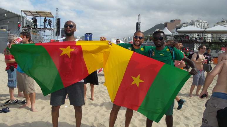 Camaroneses apoiam seleção na praia de Copacabana