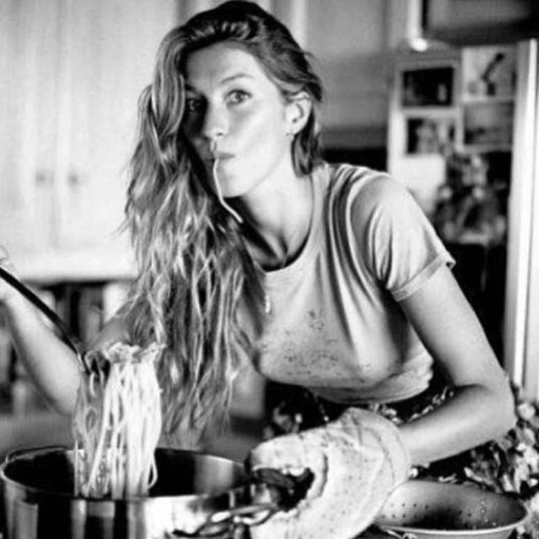 <p>Gisele Bündchen aparece no perfil do Instagram You Did Not Eat That comendo macarrão</p>