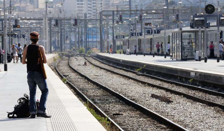<p>Passageiro espera por um trem na estação de trem de Marselha, em 12 de junho</p>